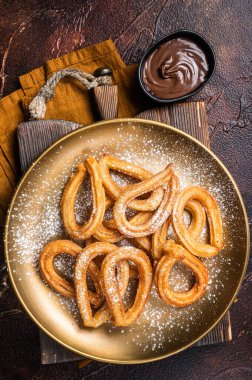 Baharatlı çikolatalı İspanyol tatlısı. Karanlık arka plan. Üst görünüm.