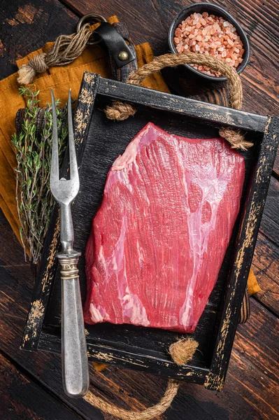 Grass Fed Syrový Hovězí Steak Boku Dřevěném Tácu Bylinkami Dřevěné — Stock fotografie