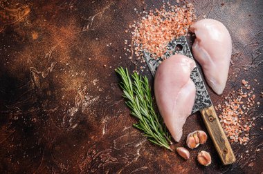 Tavuk göğsü fileto, kasap satırında taze çiğ tavuk eti. Karanlık ahşap arka plan. Üst Manzara. Boşluğu kopyala.