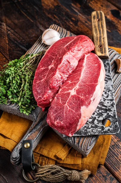 Dry Aged Raw Top Blade Beef Meat Steaks Dark Background — Stock fotografie