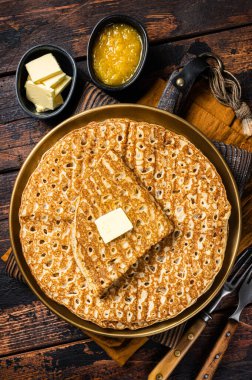 Krep, tereyağlı Rus Blini. Ahşap arka plan. Üst görünüm.