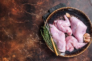 Çiğ tavşan bacağı ve şifalı otlar. Karanlık arka plan. Üst Manzara. Boşluğu kopyala.