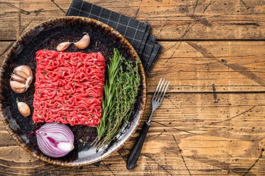 Çiğ kıyma, kıyma ve kuzu eti. Ahşap arka plan. Üst Manzara. Boşluğu kopyala.