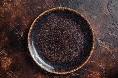 Köy ahşabında antika siyah plakalı masa ayarları. Karanlık arka plan. Üst Manzara. Boşluğu kopyala.