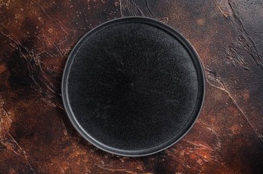 Köy ahşabında antika siyah plakalı masa ayarları. Karanlık arka plan. Üst Manzara. Boşluğu kopyala.