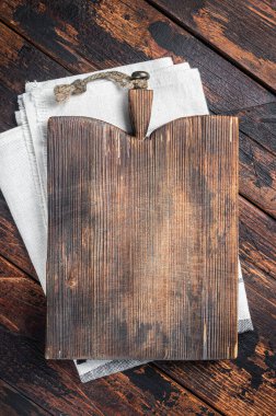 Doğrudan Koyu Ahşap Masa 'daki Kesme Tahtası' nın üstünde. Ahşap arka plan. Üst Manzara. Boşluğu kopyala.