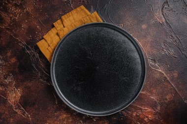 Köy ahşabında antika siyah plakalı masa ayarları. Karanlık arka plan. Üst Manzara. Boşluğu kopyala.