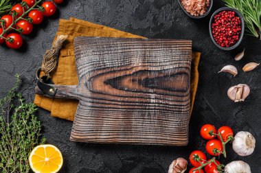 Pişirme malzemeleri ve eski ahşap masa üzerindeki boş kesim tahtası yemek pişirme ve sağlıklı beslenme arka planı. Siyah arka plan. Üst Manzara. Boşluğu kopyala.