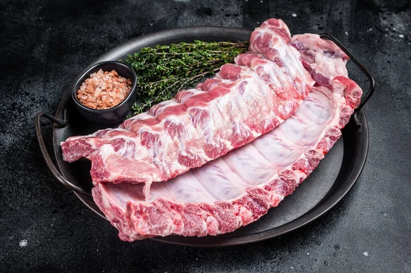 Rauw Rek Van Varkensvlees Reserveribben Stalen Keukenblad Zwarte Achtergrond Bovenaanzicht — Stockfoto