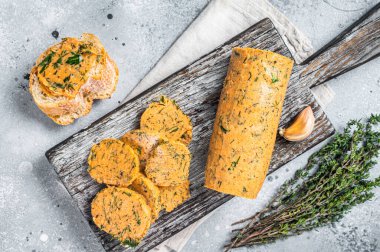 Chives, Basil, Oregano, Maydanoz ve sarımsaklı Herb Butter. Gri arka plan. Üst görünüm.