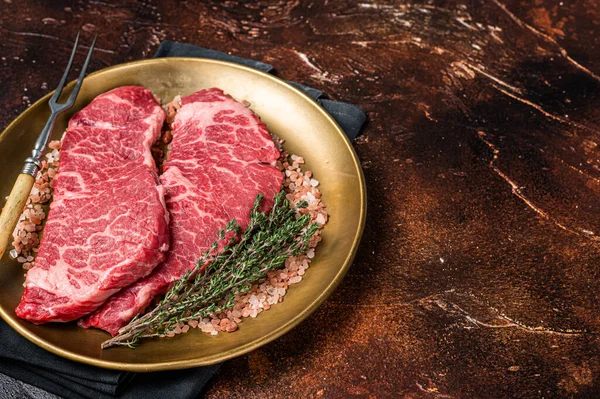 Alternativní Hovězí Steak Denver Syrový Masový Steak Bylinkami Tmavé Pozadí — Stock fotografie