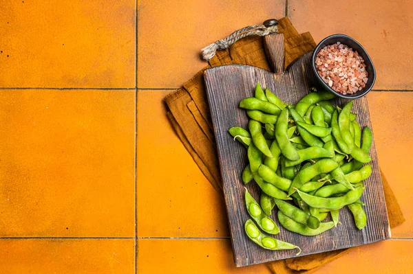 Organic Green Edamame Beans Raw Soy Beans Wooden Board Orange — Stockfoto
