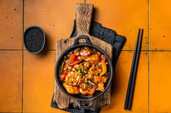 Chinese Sweet Sour Chicken Colorful Bell Pepper Skillet Orange Background — Zdjęcie stockowe