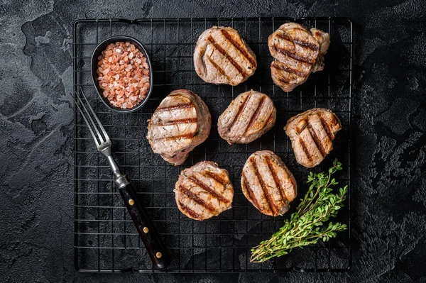 Médaillons Porc Grillés Steaks Viande Filet Sur Rack Fond Noir — Photo