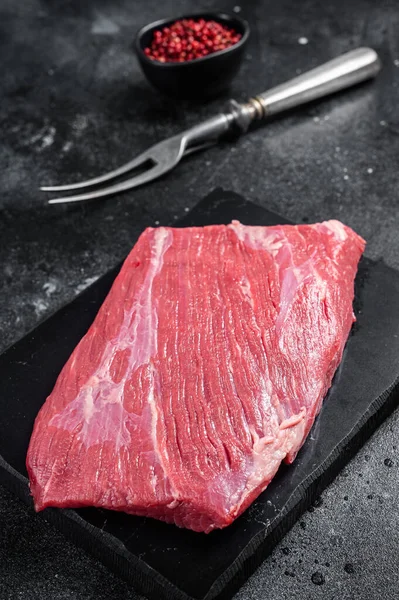最高の選択の側面ステーキ ハーブと大理石のボード上の生の牛肉の肉 黒の背景 トップ表示 — ストック写真