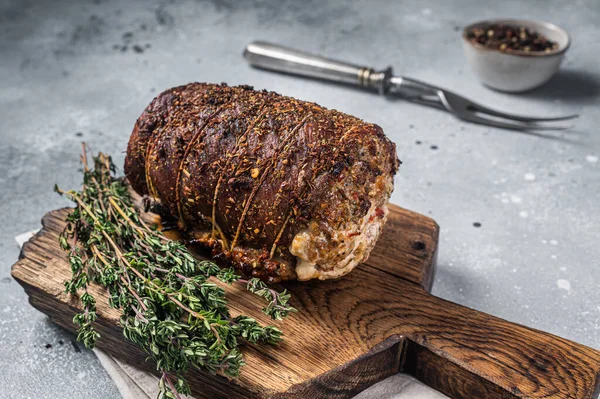 돼지고기로 Roulade Porchetta 나무보드에 돼지고기로 위에서 — 스톡 사진