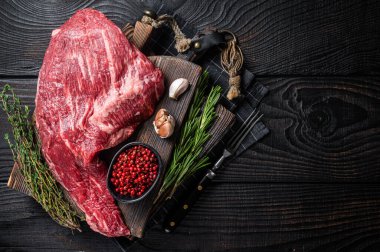 Tri-Tip siyah angus bifteği ve çiğ et. Kara tahta arka plan. Üst Manzara. Boşluğu kopyala.