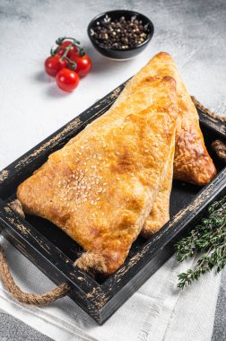 Orta Asya Puf böreği, etli samosa, samsa. Beyaz arka plan. Üst görünüm.