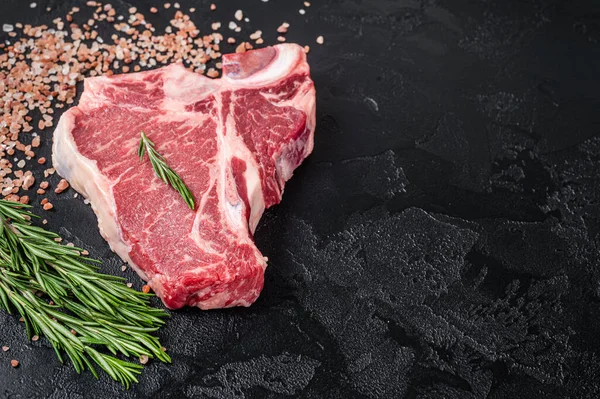 Çiğ Biftek Biftek Kasap Masasında Biftek Biberiye Siyah Arka Plan — Stok fotoğraf