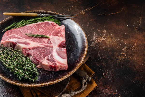 Kurumuş Çiğ Biftek Bifteği Taze Biftek Baharatlı Rustik Tabak Karanlık — Stok fotoğraf