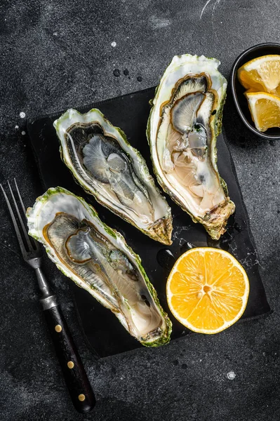 Seafood Brassiere Abra Ostras Com Limão Fundo Preto Vista Superior — Fotografia de Stock