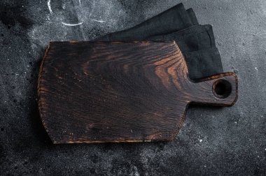 Eski boş kesme tahtasıyla yemek pişirme arka planı. Siyah arka plan. Üst Manzara. Boşluğu kopyala.