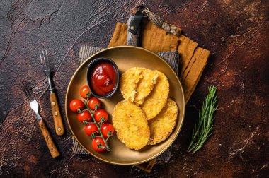 Patates kızartması, domates soslu sebzeli börek. Karanlık arka plan. Üst görünüm.