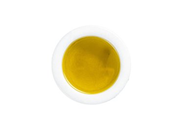 Mutfak masasında taze bitkilerle zeytin yağı. Beyaz arkaplanda izole