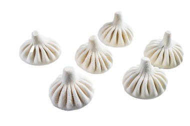 Gürcü çiğ Khinkali köftesi ve et. Beyaz arka plan. Üst görünüm.