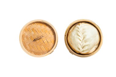Bambu tenceresinde buharda pişmiş çörek, Kore sokak yemeği. Beyaz arkaplanda izole