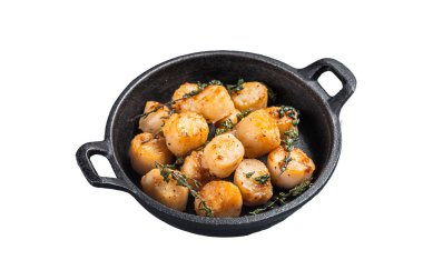 Sarımsak, kekik ve tereyağı ile kurutulmuş deniz tarakları dökme demir tavada servis edilir. Beyaz arkaplanda izole