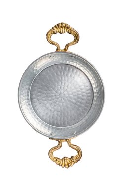 Kırsal masada boş demir kızartma tavası. Beyaz arkaplanda izole.