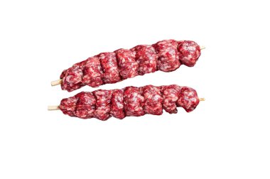 Et satırında çiğ Kofta kebap şişi. Beyaz arkaplanda izole