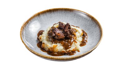 Kırmızı şarap soslu ve patates püresiyle yavaş pişmiş sığır eti yanakları. Beyaz arkaplanda izole.