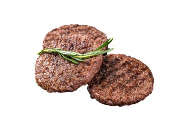 Hamburger için sığır burger köftesi, mangalda, mermer tahtada, biberiyeyle ızgara. Beyaz arkaplanda izole