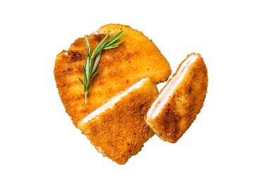 Jambon ve peynirli Schnitzel Cordon Bleu pirzolası. Beyaz arkaplanda izole