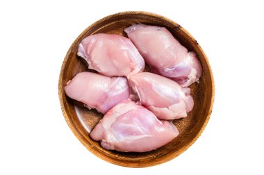 Taze tavuk but eti, çiğ kemiksiz ve ahşap tabakta derisiz fileto. Beyaz arkaplanda izole.