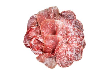 Prosciutto Crudo, Salam ve Coppa Sausage 'li Et Şarküteri Tabağı. Beyaz arkaplanda izole.