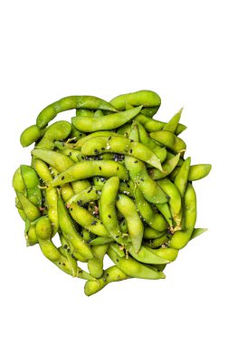 Edamame Soya Fasulyesini tabakta deniz tuzu ile kaynattım. Beyaz arkaplanda izole