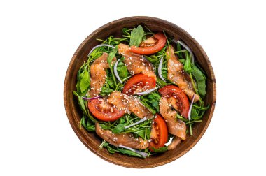 Füme somon salatası, roka, domates ve yeşil sebze. Beyaz arkaplanda izole.