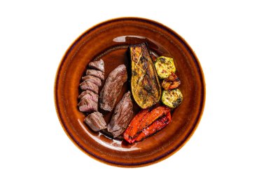 Izgara koyun filetosu fileto et, sebzeli sığır filetosu. Beyaz arkaplanda izole.