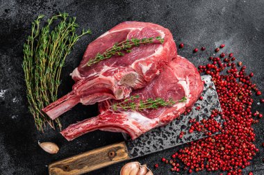 Et satırında çiğ Tomahawk pirzola bifteği. Siyah arka plan. Üst görünüm.