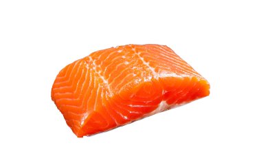 Mutfak masasında çiğ somon bifteği. Beyaz arkaplanda izole