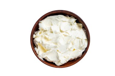 Geleneksel Mascarpone peyniri ahşap kasede. Beyaz arkaplanda izole