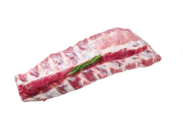 新鲜生猪排骨备用排骨与香料在切菜板上的刀 因白人背景而被隔离 — 图库照片