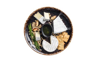 Peynirli peynir tabağı ve fındıklı ve ballı camembert peyniri. Beyaz arkaplanda izole