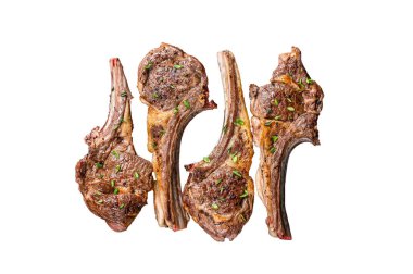 Misket tahtasında ızgara kuzu pirzolası. Beyaz arkaplanda izole