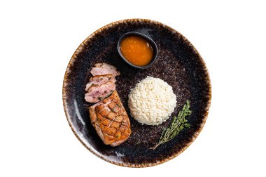 Kızarmış ördek göğsü bifteği, soslu tavuk fileto ve pilav. Beyaz arkaplanda izole
