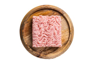 Tahtada çiğ kıyma ya da kızarmış tavuk eti. Beyaz arkaplanda izole