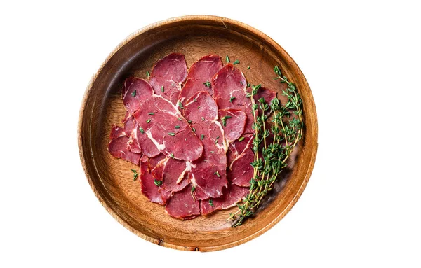 파스트라미 쇠고기와 허브를 접시에 배경에 고립됨 — 스톡 사진
